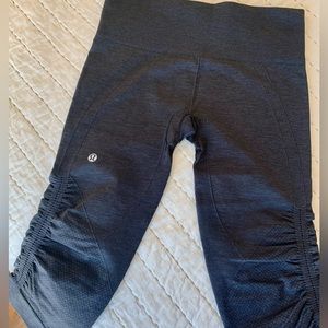 Lululemon Crop pant. Size 6. Black.  Very good condition. Smoke/pet free.